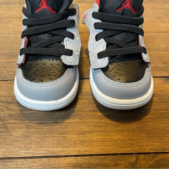 Nike Black and Red Sneakers with Classic Basketball Design - Picture 3 of 7